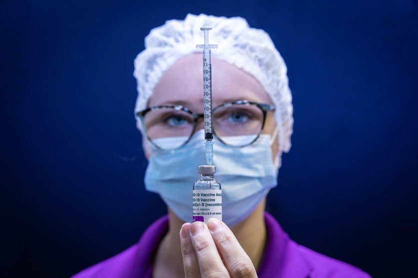 03 May 2021, Australia, Perth: A nurse holds up a syringe containing the AstraZeneca COVID-19 vaccine at the Claremont Showground centre during a mass vaccination campaign. Photo: Richard Wainwright/AAP/dpa