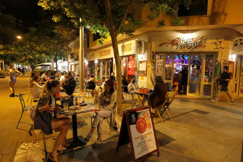 09 May 2021, Spain, Palma: Customers sit on the terrace of a bar in the resort city of Palma. Spain has lifted the six-month-long national state of emergency and curfew, imposed to curb the the coronavirus spread. Photo: Clara Margais/dpa