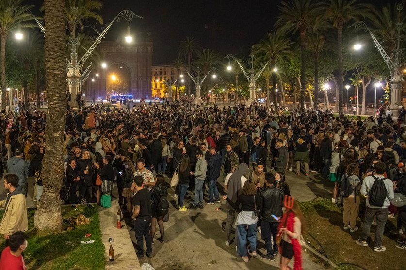 09 May 2021, Spain, Barcelona: People crowd in the streets to celebrate the end of a six-month-long national state of emergency and curfew, imposed to curb the the coronavirus spread. Photo: Lorena Sopêna I Lòpez/EUROPA PRESS/dpa