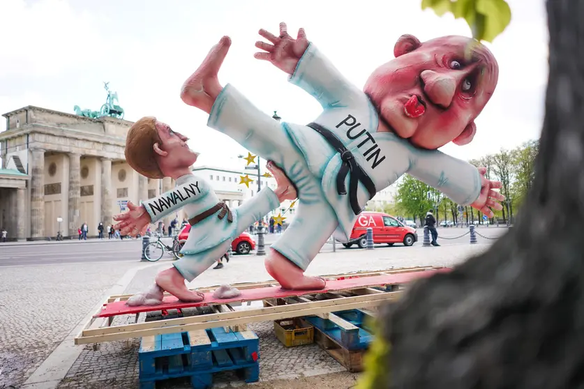 08 May 2021, Berlin: A three-meter-high installation shows Alexei Navalny, a Russian opposition leader, kicking Russian President Vladimir Putin in front of the Brandenburg Gate. Photo: Jörg Carstensen/dpa