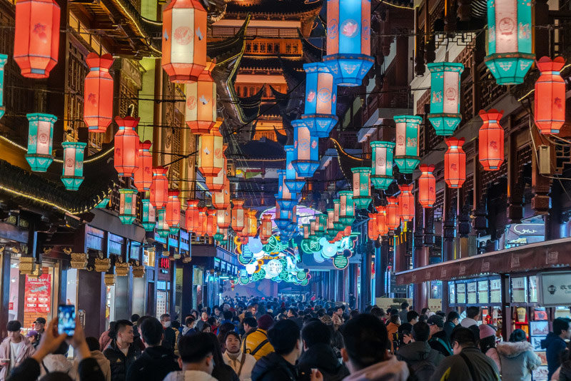 FILED - Tourists and locals walk under traditional Chinese lanterns at the Yuyuan mall during the preparation of the celebration of the Chinese New Year of the rat. Photo: Wang Gang/SIPA Asia via ZUMA Wire/dpa