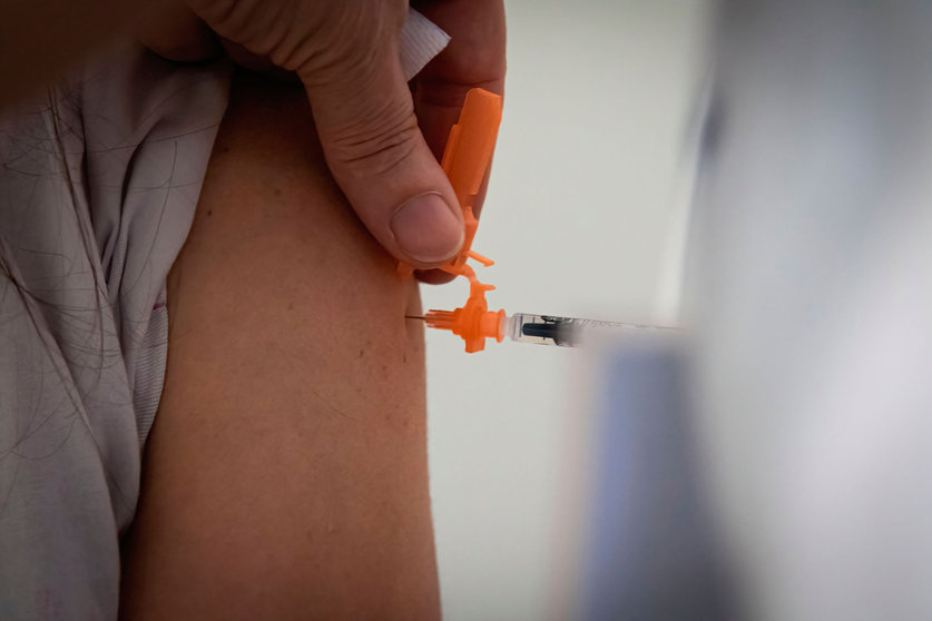 17 April 2021, Portugal, Matosinhos: A woman recevies her dose of the Pfizer-BioNTech COVID-19 vaccination as part of the nationwide mass vaccination of teachers and school staff, 1952 people were vaccinated on the first Saturday. Photo: Teresa Nunes/SOPA Images via ZUMA Wire/dpa