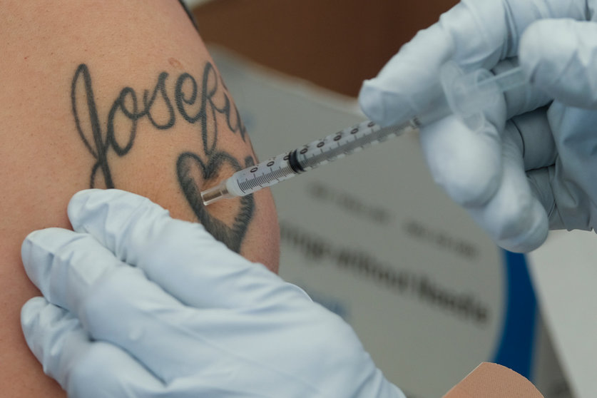 08 May 2021, US, Los Angeles: A person receives a coronavirus (COVID-19) vaccine at a vaccination site held by CHIRLA, the Coalition for Humane Immigrant Rights, and the Mexican Consulate. Photo: Ringo Chiu/ZUMA Wire/dpa