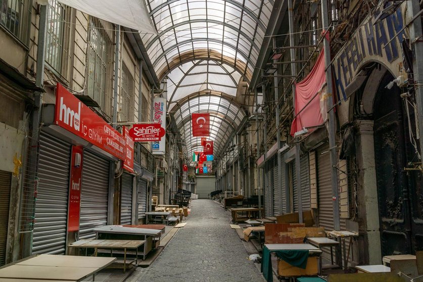 02 May 2021, Turkey, Istanbul: A general view of closed shops at the historical Tahtakale district on the 3rd day of curfew that has been imposed to curb the spreading of coronavirus. Photo: Tolga Ildun/ZUMA Wire/dpa