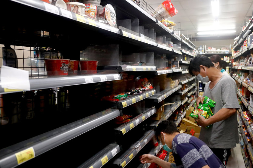 15 May 2021, Taiwan, Taipei: People shop the necessities and food at a supermarket. Taiwan on Saturday tightened measures to contain the coronavirus for two weeks after it reported 180 locally transmitted cases, a record daily high since the outbreak of the pandemic. Photo: Daniel Ceng Shou-Yi/ZUMA Wire/dpa