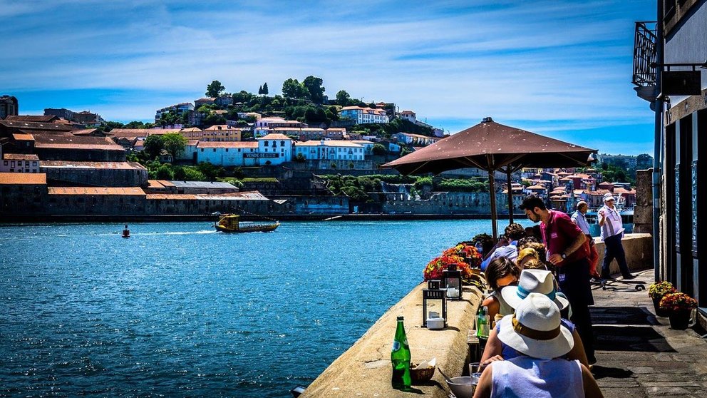 Tourists in Porto (Portugal). Photo: Pixabay.