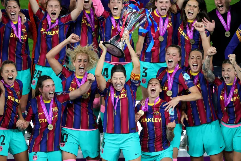 16 May 2021, Sweden, Gothenburg: Barcelona players celebrate victory with the championship's trophy after the end of the UEFA Women's Champions League final soccer match between Chelsea and Barcelona at Gamla Ullevi stadium. Photo: Adam Ihse/PA Wire/dpa