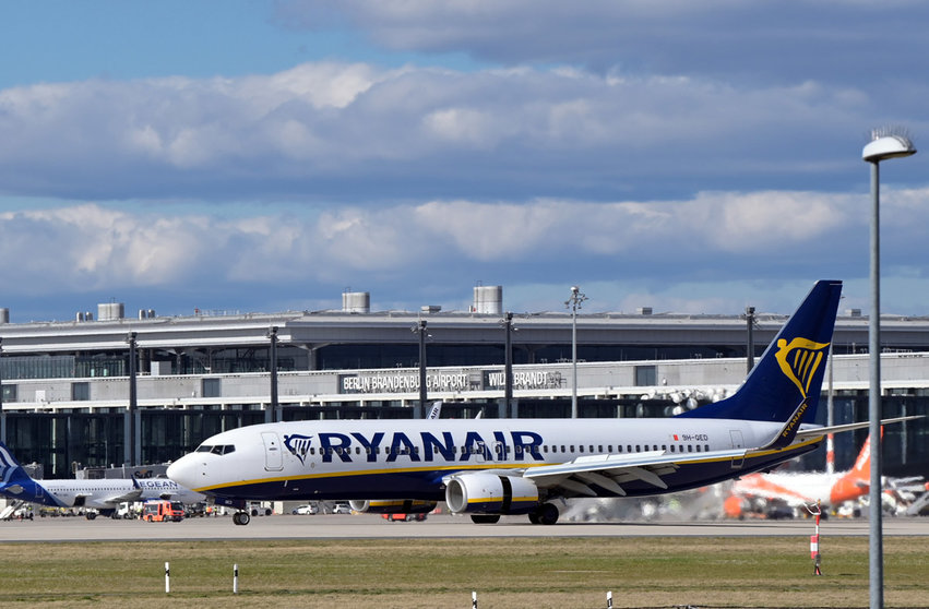 FILED - 03 April 2021, Brandenburg, Schoenefeld: A Boeing 737-8AS of the airline Ryanair lands on the southern runway of Berlin Brandenburg Airport. Ryanair, Europe's largest low-cost airline, landed deep in the red in the past fiscal year due to the impact of the coronavirus pandemic on passenger numbers. Photo: Soeren Stache/dpa-Zentralbild/dpa.