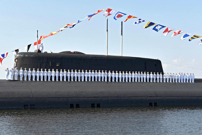 FILED - 28 July 2019, Russia, Saint Petersburg: Russian navy soldiers stand on the deck of a navy submarine as it sails past during the naval parade celebrating the Russian Navy Day. Russia plans to replace its last two Soviet-era nuclear submarines by 2030, a government representative told state news agency Ria Novosti on Monday. Photo: -/Kremlin/dpa - ATTENTION: editorial use only and only if the credit mentioned above is referenced in full