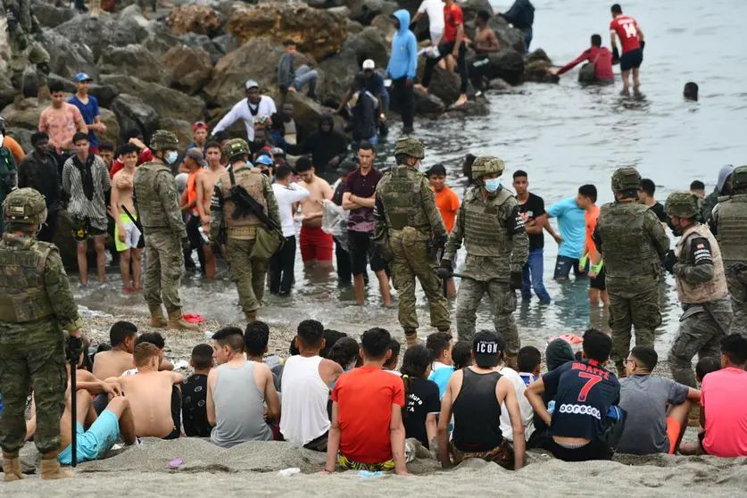 18 May 2021, Spain, Ceuta: Spanish army soldiers stand guard during an operation to return migrants who have entered the Spanish enclave of Ceuta. Photo: Antonio Sempere/EUROPA PRESS/dpa