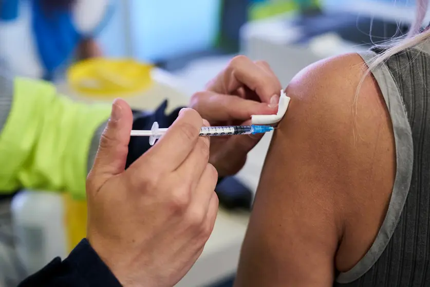 19 May 2021, Spain, Madrid: A health worker injects a woman with a dose of Pfizer/Biontech's coronavirus (COVID-19) vaccine at the Wanda Metropolitano. Photo: A. Pérez Meca/EUROPA PRESS/dpa