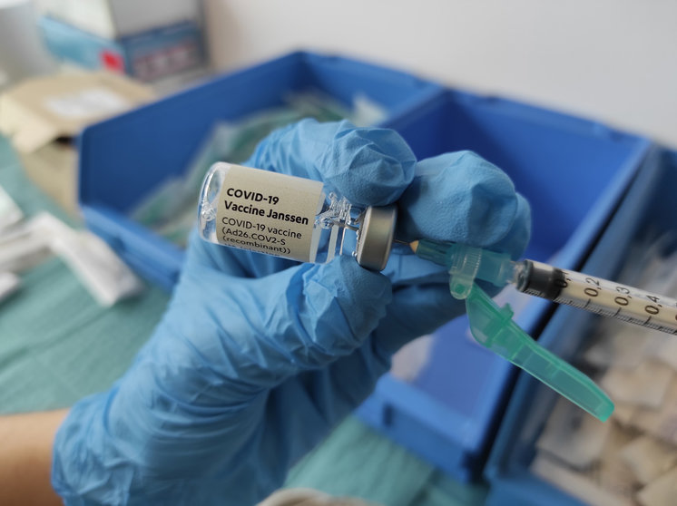 22 April 2021, Spain, Mutilva: A healthcare worker draws a dose of the COVID-19 vaccine made by Johnson & Johnson subsidiary Janssen in Mutilva during the vaccination campaign against the coronavirus disease of the participants of the 2020 Summer Olympics. Photo: Europa Press/EUROPA PRESS/dpa