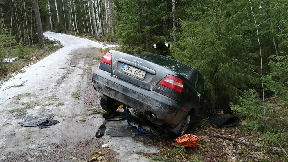 A Volvo car crashed in an accident on a dirt road in the Uusimaa region. Photo: Foreigner.fi.