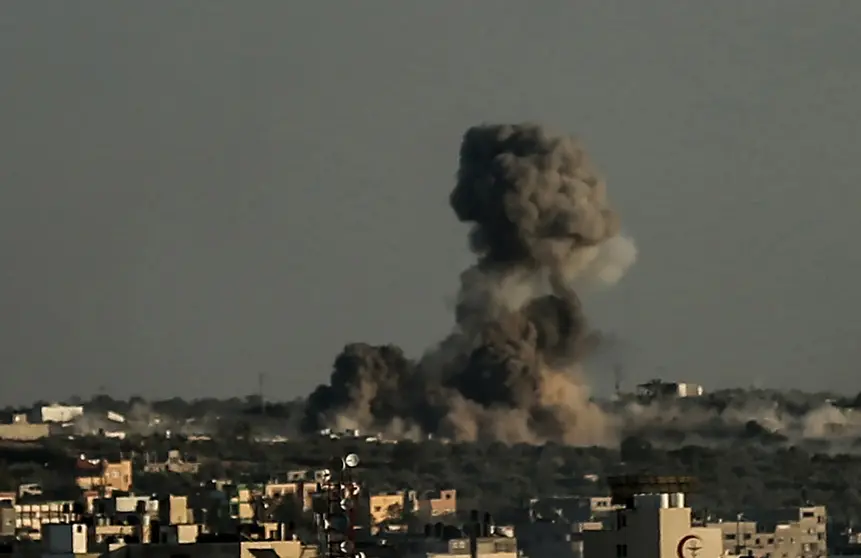 19 May 2021, Palestinian Territories, Gaza City: Smoke billows above buildings following an Israeli air-strike, amid the escalating flare-up of Israeli-Palestinian violence. Photo: Bashar Taleb/APA Images via ZUMA Wire/dpa