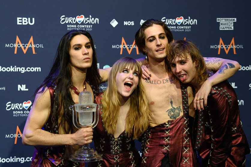 23 May 2021, Netherlands, Rotterdam: (L-R) Guitarist Ethan, bassist Victoria, singer Damiano and guitarist Thomas of the band Maneskin from Italy celebrate after winning the Eurovision Song Contest 2021 in the Netherlands. Rock band Maneskin won with the song Zitti E Buoni, thanks to a major boost of votes from the public, ending a 31-year drought for Italy. Photo: Soeren Stache/dpa-Zentralbild/dpa