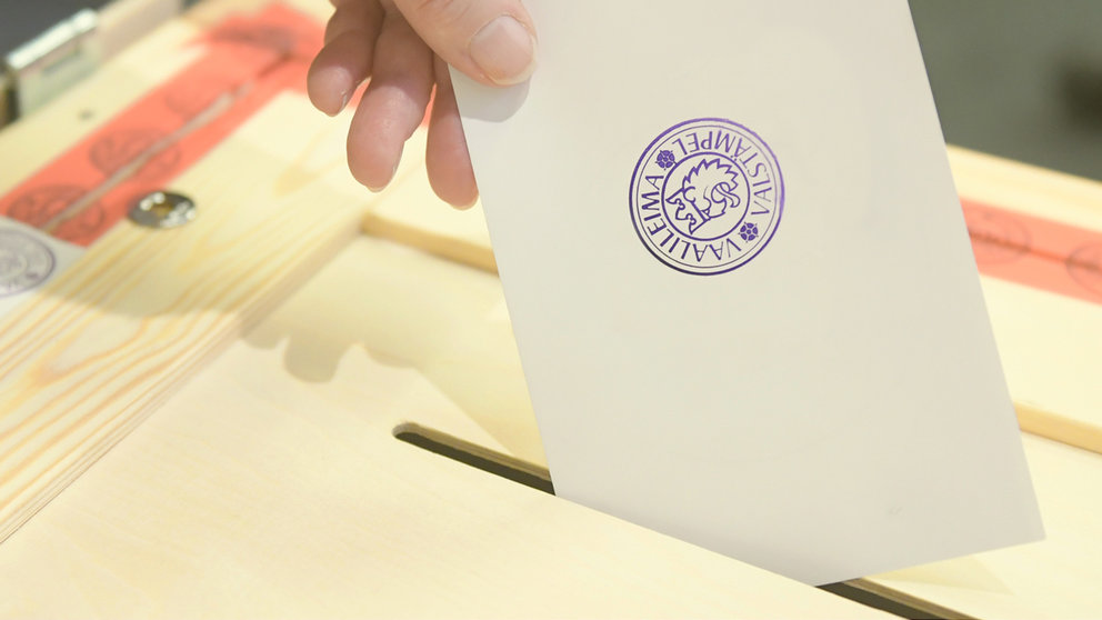 A voter casting the ballot. Photo: Eduskunta/Finnish Parliament.