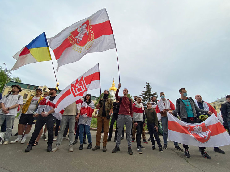 23 May 2021, Ukraine, KieV: Demonstrators hold Belarusian flags during a rally calling for the release of Roman Protasevich, a Belarusian journalist and opposition activist arrested in Belarus, outside the Ukrainian Foreign Ministry. Photo: -/Ukrinform/dpa