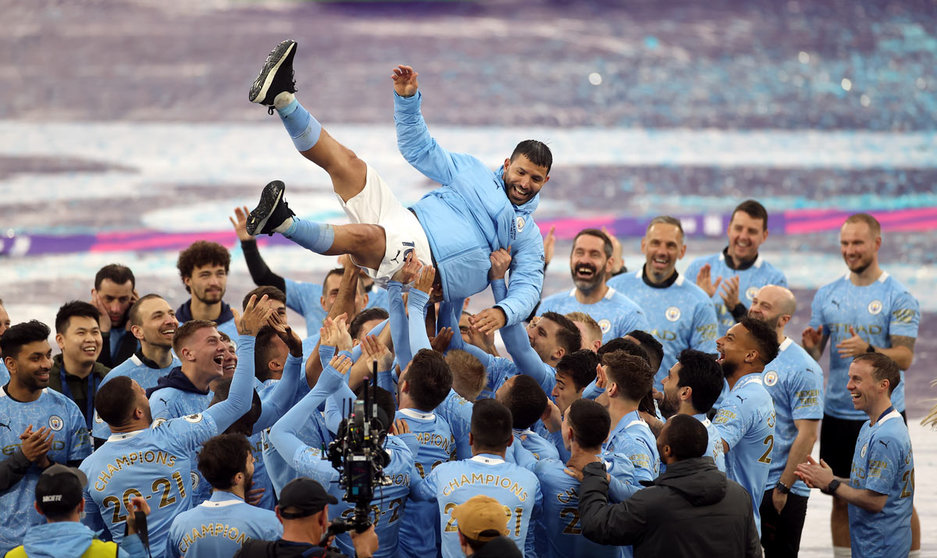 23 May 2021, United Kingdom, Manchester: Manchester City's Sergio Aguero is tossed into the air by his team-mates after his last game for the club during the trophy presentation after the English Premier League soccer match between Manchester City and Everton at the Etihad Stadium. Photo: Carl Recine/PA Wire/dpa