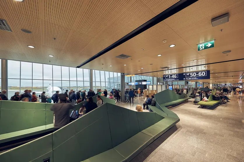 Passengers at Helsinki airport. Photo: Finavia.