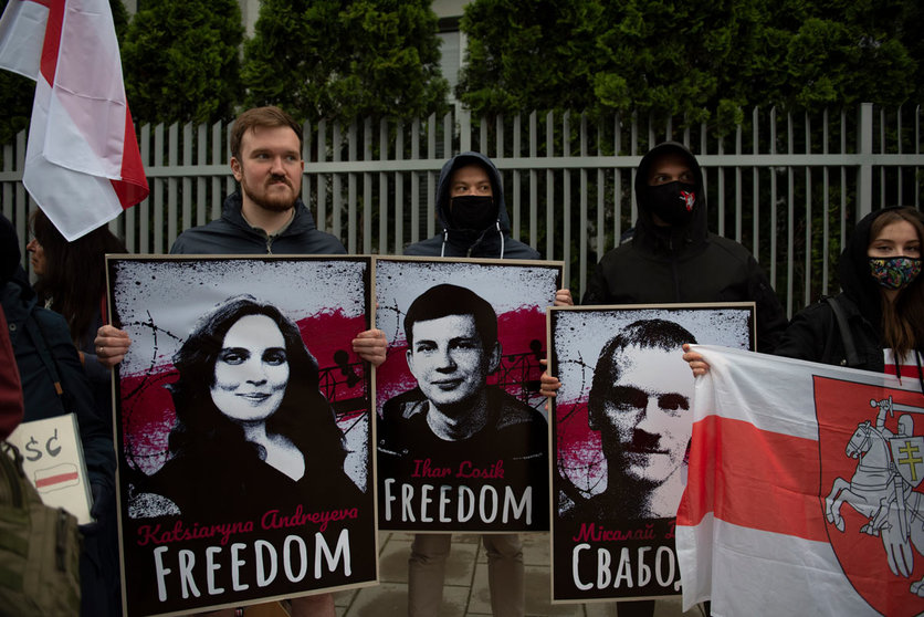 25 May 2021, Poland, Warsaw: Demonstrators hold portraits of Belarusian political prisoners during a protest in front of the embassy of Belarus to demand freedom for political prisoners detained in Belarus after the arrest of Roman Protasevich, a prominent Belarusian opposition Journalist. Photo: Aleksander Kalka/ZUMA Wire/dpa