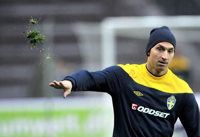 FILED - 15 October 2012, Berlin: Sweden's national team striker Zlatan Ibrahimovic is pictured during a training of the Swedish national soccer team prior to their qualification match against Germany at the Olympic Stadium. Ibrahimovic has been fined 50,000 euros (61,000 dollars) for holding a financial stake in a betting company in breach of UEFA rules, the European football governing body said Wednesday. Photo: picture alliance / dpa