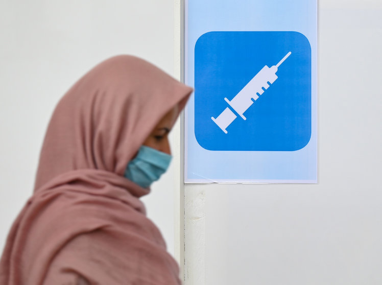 27 May 2021, Hessen, Frankfurt_Main: A woman walks into a vaccination booth at the cultural centre of the Imam Sadjad Mosque in the Fechenheim district. For three consecutive days, almost 200 people are vaccinated daily at the cultural centre. The vaccination campaign in the mosque is part of the city of Frankfurt's strategies for a high vaccination rate. Photo: Arne Dedert/dpa/POOL/dpa