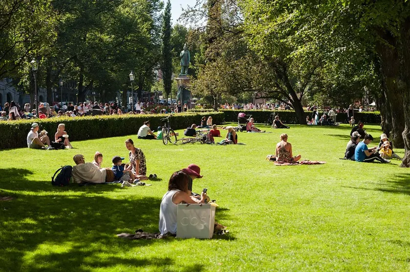 Helsinki residents enjoying the sun in a park in Esplanadi avenue (Helsinki). Photo: Angelo Giordano/Pixabay.