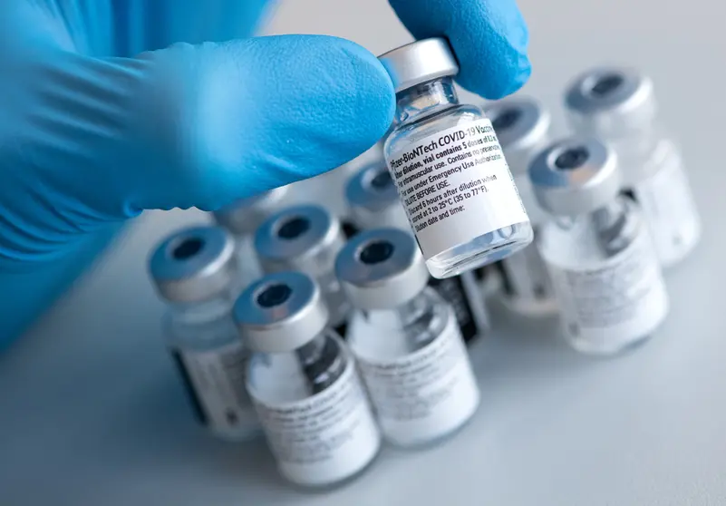 FILED - 10 January 2021, Bavaria, Pfaffenhofen an der Ilm: A health worker holds a Biontech and Pfizer coronavirus (Covid-19) vaccine vial during a vaccination campaign. The coronavirus vaccine produced by BioNTech/Pfizer can be used for children aged 12 and up, according to the European Medicines Agency (EMA) regulatory body. Photo: Sven Hoppe/dpa/dpa-tmn