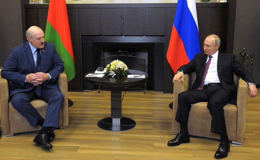 HANDOUT - 28 May 2021, Russia, Sochi: Russian President Vladimir Putin (R) meets with Belarusian President Alexander Lukashenko in Sochi. Photo: -/Kremlin/dpa - ATTENTION: editorial use only and only if the credit mentioned above is referenced in full
