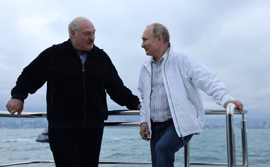 HANDOUT - 29 May 2021, Russia, Sochi: Russian President Vladimir Putin (R) speaks with Belarusian President Alexander Lukashenko during their informal meeting in Sochi as they take a boat trip off the Black Sea coast. Photo: -/Kremlin/dpa - ATTENTION: editorial use only and only if the credit mentioned above is referenced in full