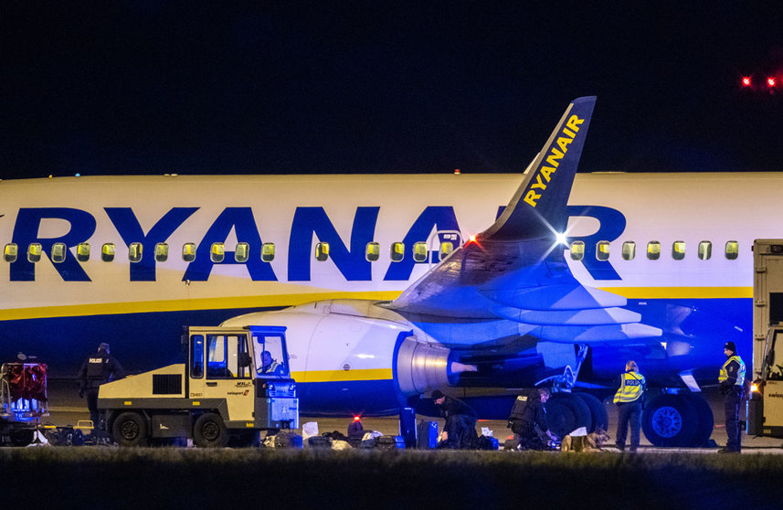30 May 2021, Berlin: Federal police check the aircraft after an unscheduled landing of a Ryanair plane at Berlin Brandenburg Airport Willy Brandt (BER). Photo: Christophe Gateau/dpa