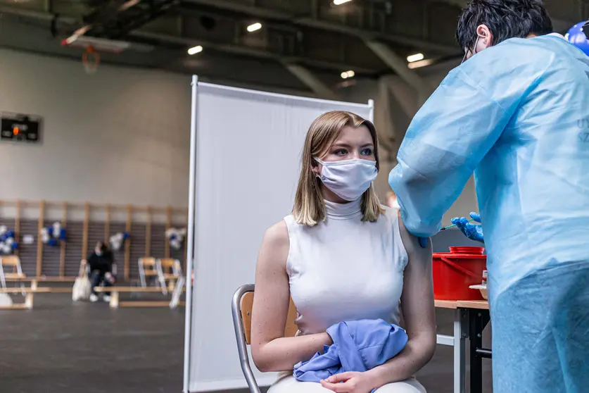 01 June 2021, Poland, Wroclaw: A woman receives a coronavirus vaccine jab during a vaccination campaign. Poland will launch vaccinations of children aged 12-15 on 07 June 2021, the government's vaccination official Michal Dworczyk said on Tuesday. Photo: Krzysztof Kaniewski/ZUMA Wire/dpa