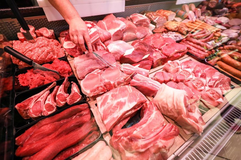 Different types of pork and beef are on a meat counter in a supermarket.
FILED - Verschiedene Sorten Schweinefleisch und Rindfleisch liegen in einer Fleischtheke in einem Supermarkt. Da greifen viele Leute gern zu: Aber insgesamt essen die Menschen in Deutschland inzwischen etwas weniger Fleisch. Photo: Jan Woitas/dpa-Zentralbild/ZB