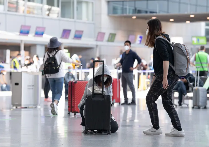 01 June 2021, Hessen, Frankfurt_Main: Passengers walk through the reopened Terminal 2 at Frankfurt Airport. Photo: Boris Roessler/dpa