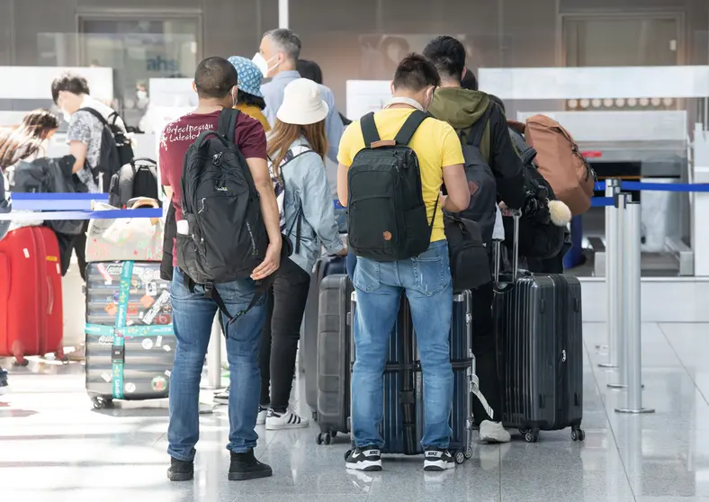 01 June 2021, Hessen, Frankfurt_Main: Passengers walk through the reopened Terminal 2 at Frankfurt Airport. Photo: Boris Roessler/dpa