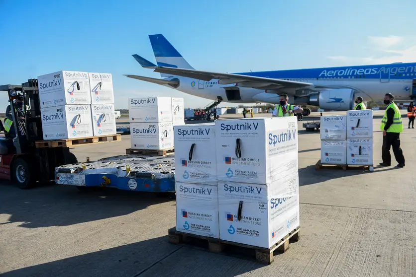 HANDOUT - 26 May 2021, Argentina, Buenos Aires: A new shipment of about 470 000 doses of the Russian Coronavirus vaccine Sputnik V is unloaded from an aircraft of the Argentinian airline Aerolineas Argentinas. Photo: ---/Presidencia Argentina/dpa - ACHTUNG: Nur zur redaktionellen Verwendung und nur mit vollständiger Nennung des vorstehenden Credits