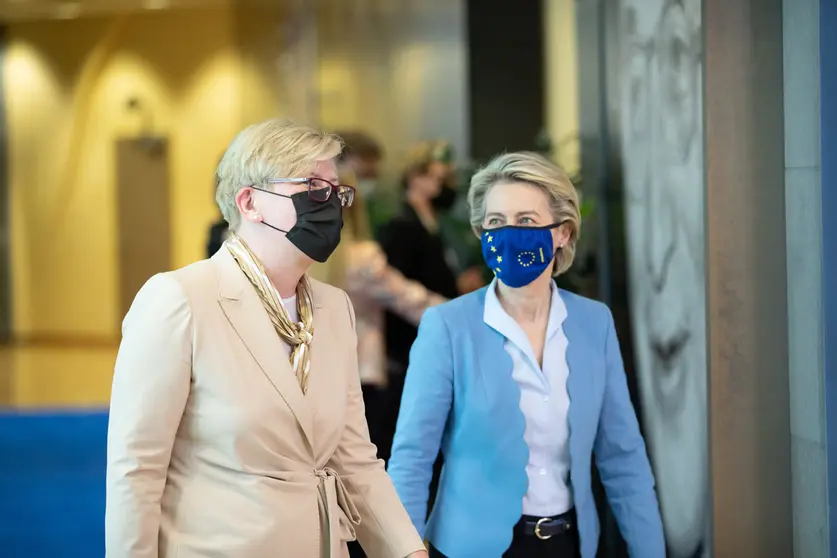 HANDOUT - 03 June 2021, Belgium, Brussels: European Commission President Ursula von der Leyen (R) receives Lithuanian Prime Minister Ingrida Simonyte ahead of a meeting at EU headquarters. Photo: Xavier Lejeune/European Commission/dpa - ATTENTION: editorial use only and only if the credit mentioned above is referenced in full