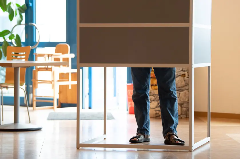 06 June 2021, Saxony-Anhalt, Magdeburg: A voter stands in a polling booth as he casts his ballot at a polling station during the state parliament election in Saxony-Anhalt, the last state election before the federal election in September 2021. Photo: Sebastian Kahnert/dpa-Zentralbild/dpa