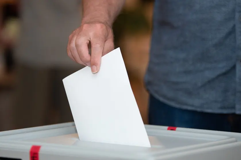 06 June 2021, Saxony-Anhalt, Magdeburg: A voter casts his ballot in a ballot box at a polling station during the state parliament election in Saxony-Anhalt, the last state election before the federal election in September 2021. Photo: Sebastian Kahnert/dpa-Zentralbild/dpa