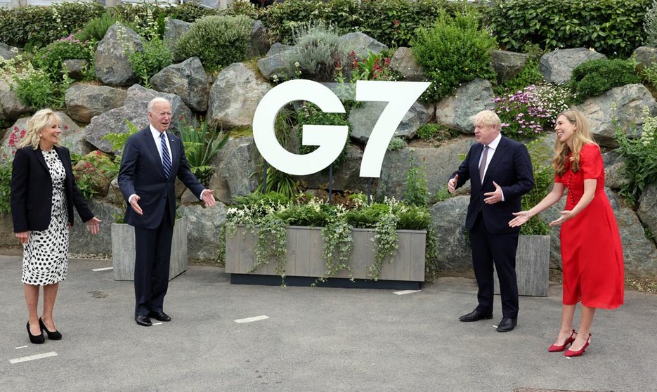 HANDOUT - 10 June 2021, United Kingdom, Carbis Bay: (L-R) US First Lady Jill Biden, US President Joe Biden, UK Prime Minister Boris Johnson, and his wife Carrie Johnson, stand in front of the G7 sign in Carbis Bay Cornwall. The G7 Summit will be held from 11 to 13 June. Photo: Andrew Parsons/No10 Downing Street/dpa - ATTENTION: editorial use only and only if the credit mentioned above is referenced in full