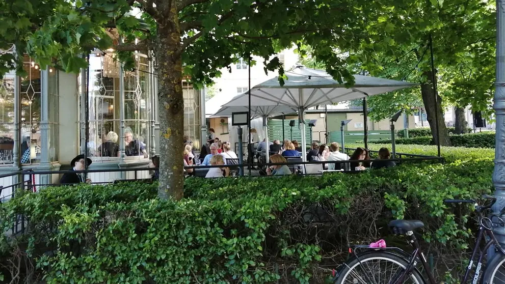 Customers enjoying a drink on a terrace in Helsinki. Photo: Foreigner.fi.