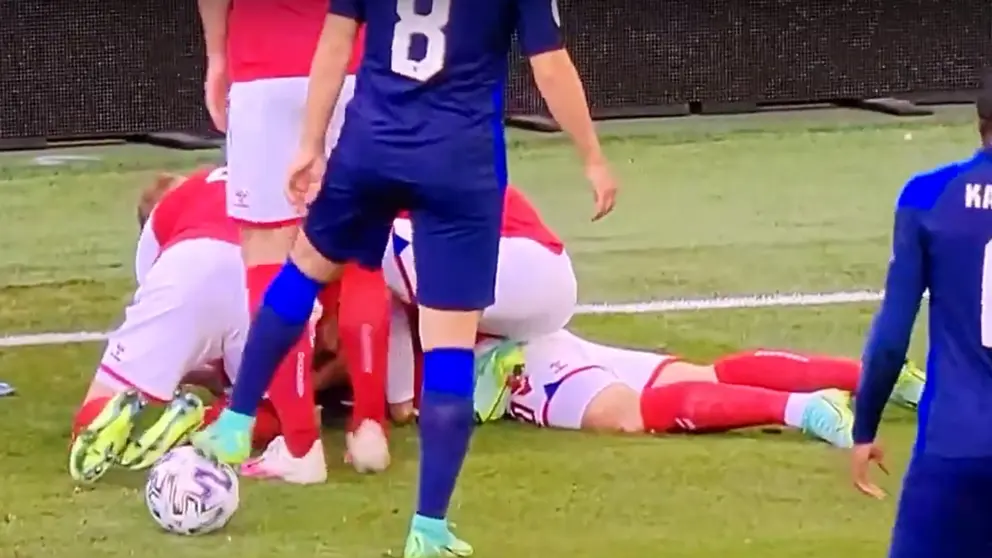 Eriksen's teammates and Finnish national team players surround the player, waiting for the medical team. Image: YouTube screenshot.