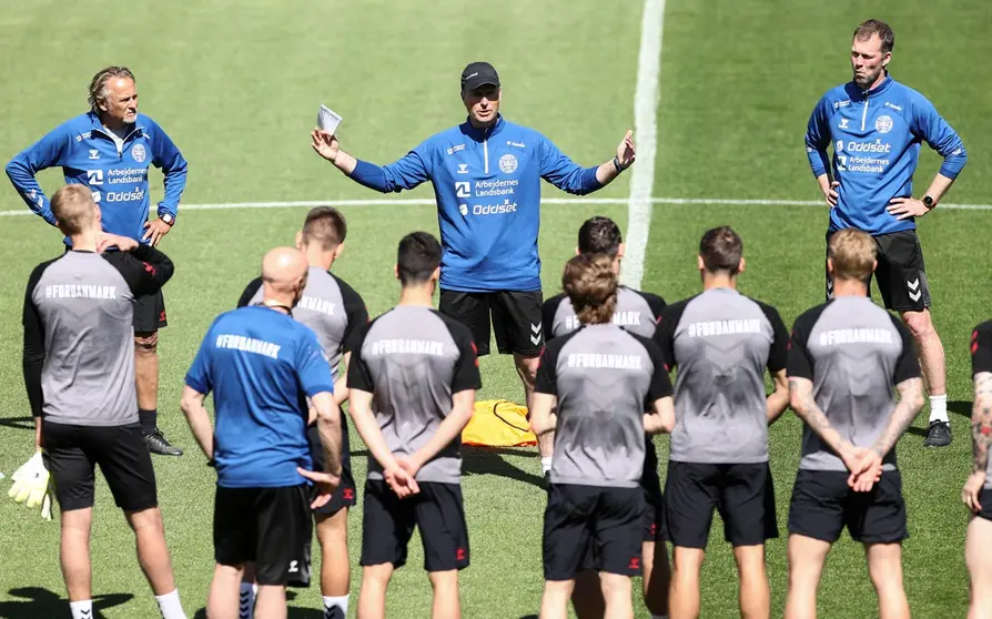 01 June 2021, Austria, Innsbruck: Denmark's head Coach Kasper Hjulmand (C) speaks to his players during a training session for Denmark national soccer team ahead of Wednesday's international friendly soccer match against Germany, held in preparation for the the UEFA EURO 2020 championship. Photo: Christian Charisius/dpa