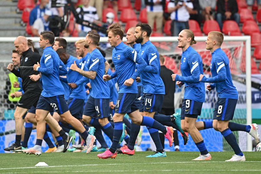 The Finnish team warming up before the game against Denmark. Photo: Twitter/@EURO2020.