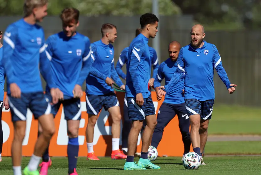 15 June 2021, Russia, Saint Petersburg: Finland's Teemu Pukki (R) takes part in a training session for the team ahead of Wednesday's UEFA EURO 2020 Group B soccer match against Russia. Photo: Igor Russak/dpa