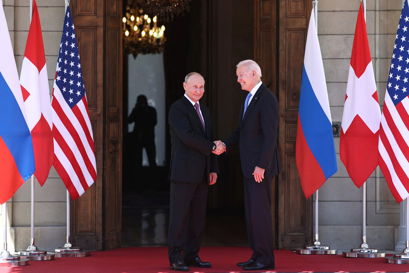 HANDOUT - 16 June 2021, Switzerland, Geneva: Russian President Vladimir Putin (L) shakes hands with US President Joe Biden prior to their meeting. Photo: -/Kremlin/dpa - ATTENTION: editorial use only and only if the credit mentioned above is referenced in full