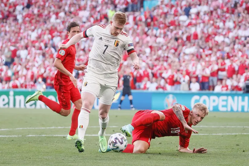 17 June 2021, Denmark, Copenhagen: Belgium's Kevin De Bruyne (C) and Denmark's Daniel Wass fight for the ball during the UEFA EURO 2020 Group B soccer match between Denmark and Belgium at Parken stadium. Photo: Bruno Fahy/BELGA/dpa.