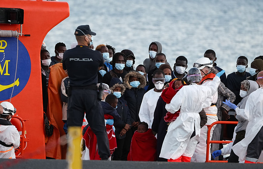 17 June 2021, Spain, Fuerteventura: Migrants arrive ashore after the Salvamar Mizar vessel rescued a boat of 56 sub-Saharan migrants, including two babies and possibly a pregnant woman. Photo: Europa Press/EUROPA PRESS/dpa