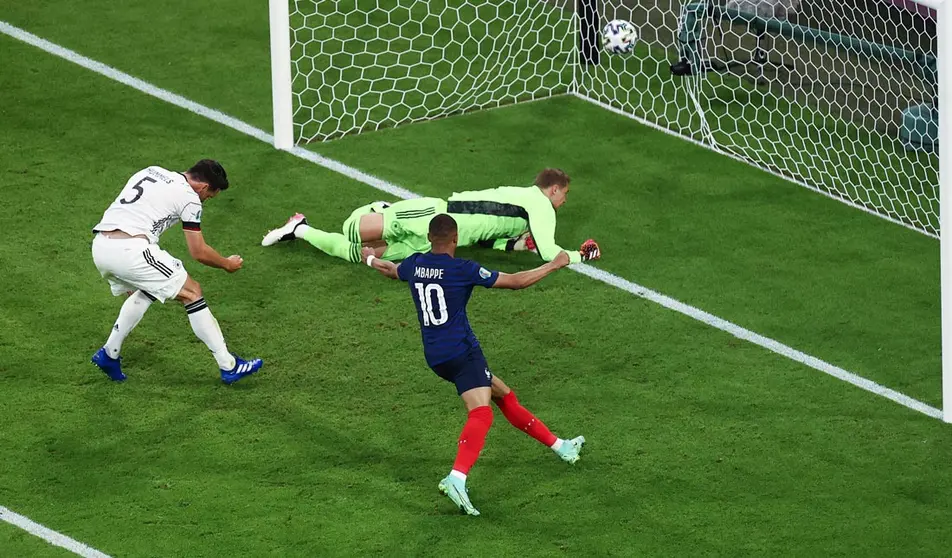 FILED - 15 June 2021, Bavaria, Munich: Germany goalkeeper Manuel Neuer (C) cannot avoid the own goal by Mats Hummels (L) during the UEFA EURO 2020 Group F soccer match between France and Germany at the Allianz Arena. Photo: Christian Charisius/dpa