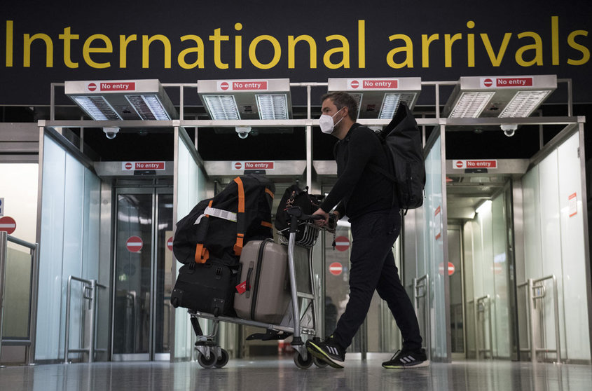 07 June 2021, United Kingdom, Gatwick: Passengers arrive at Gatwick Airport, before Tuesday's 4am requirement for travellers arriving from Portugal to quarantine for 10 days comes into force. Photo: Kirsty O'connor/PA Wire/dpa